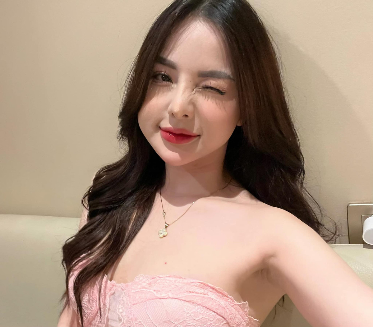 Chẳng cần ăn vận quá cầu kỳ, Nene “gây mê” người nhìn khi xuống phố với những thiết kế táo bạo mà ít người dám mặc.