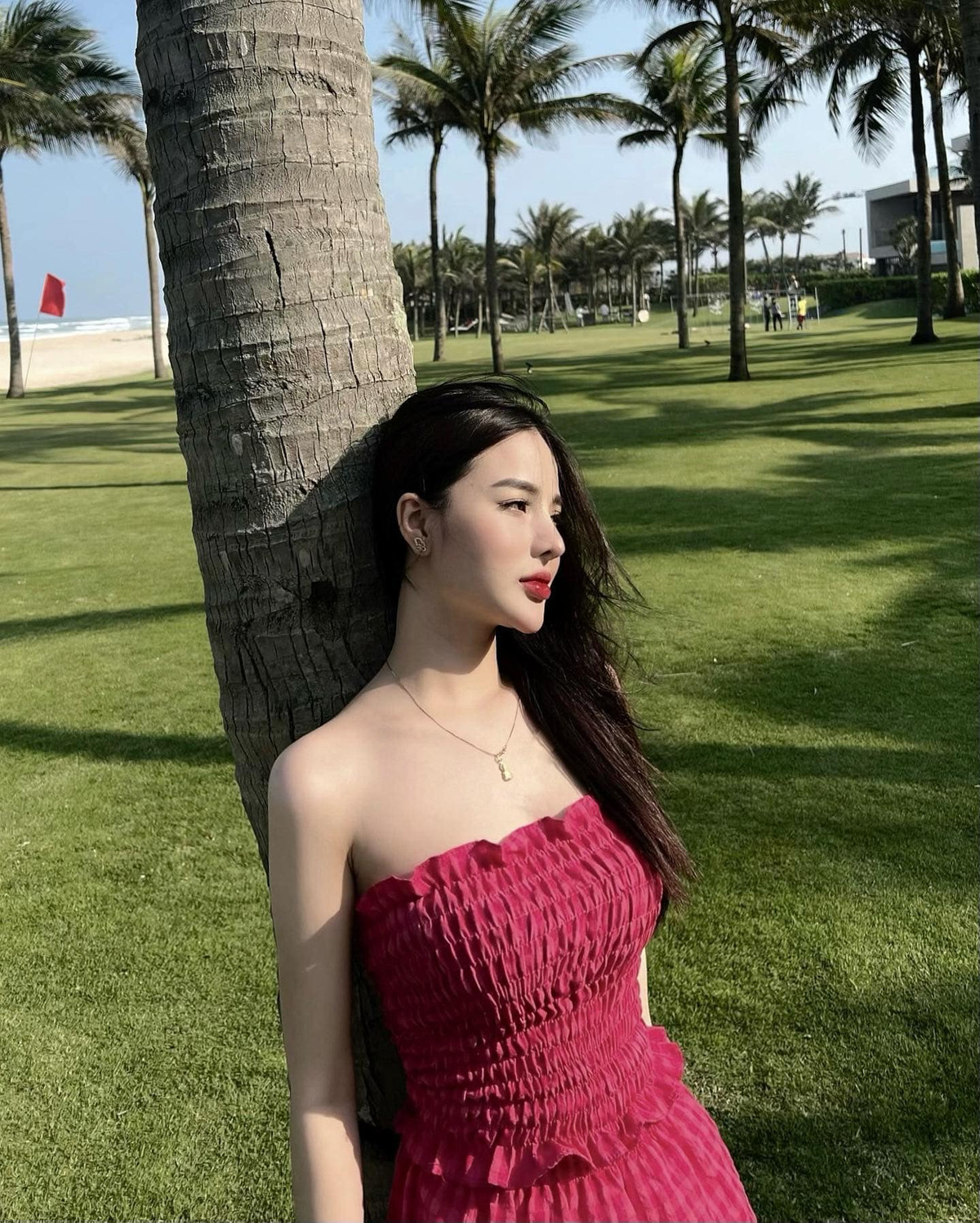 Phong cách thời trang xuống phố của Nene cũng như bao cô gái trẻ khác, lựa chọn những món đồ basic nhưng khoẻ khoắn và gợi cảm. Ảnh: FBNV