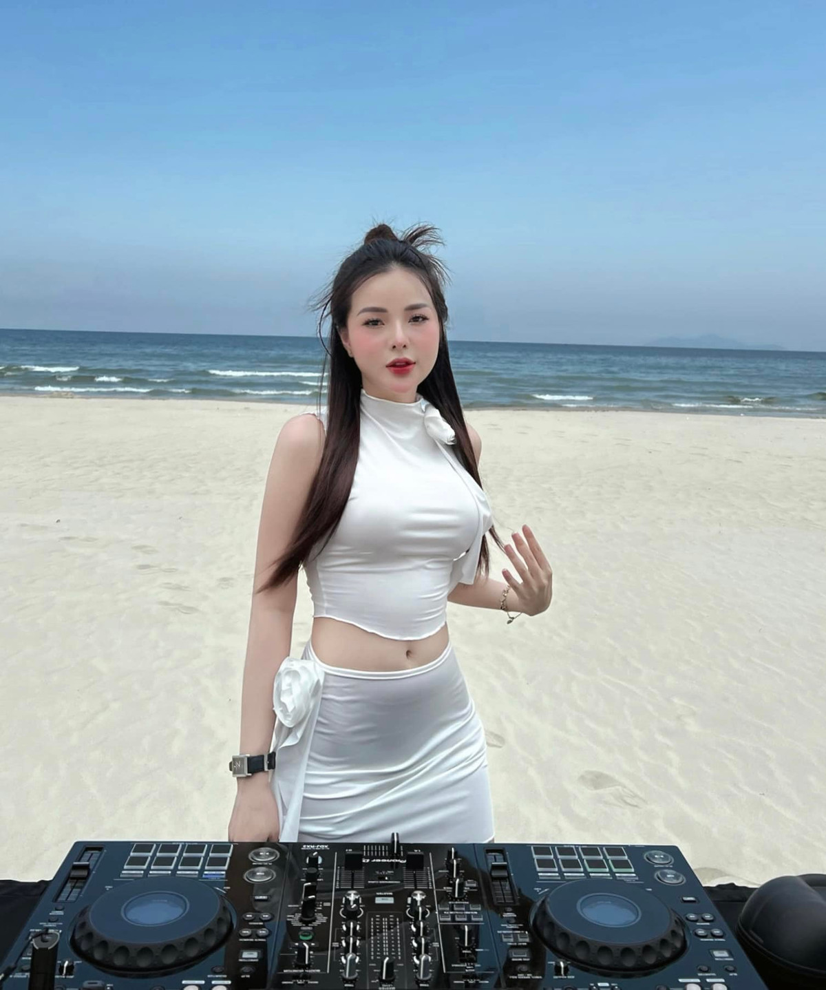 Trên trang cá nhân, DJ Nene thường xuyên đăng tải hình ảnh gợi cảm.
