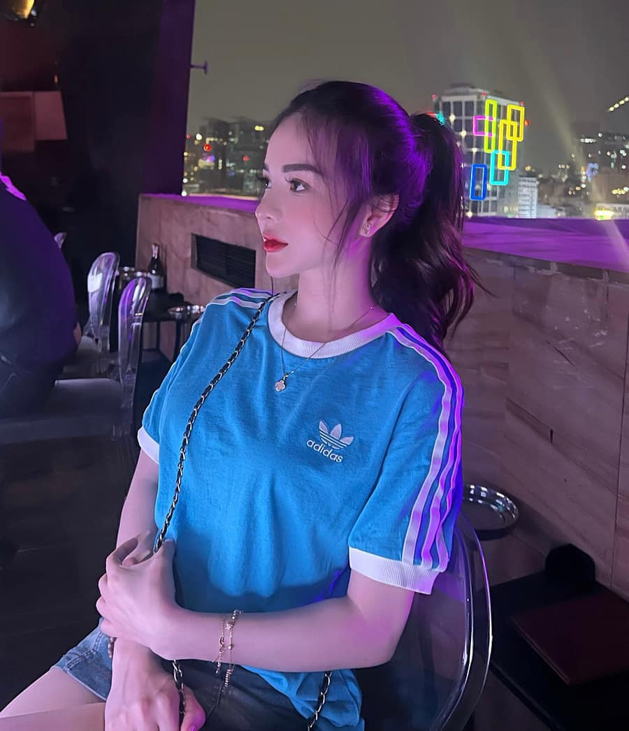 Phong cách của Nene được nhận xét quyến rũ có chừng mực nhờ cách phối đồ khéo léo.