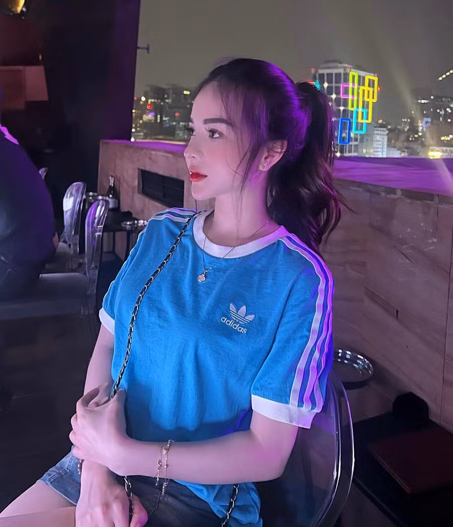 Phong cách của Nene được nhận xét quyến rũ có chừng mực nhờ cách phối đồ khéo léo.