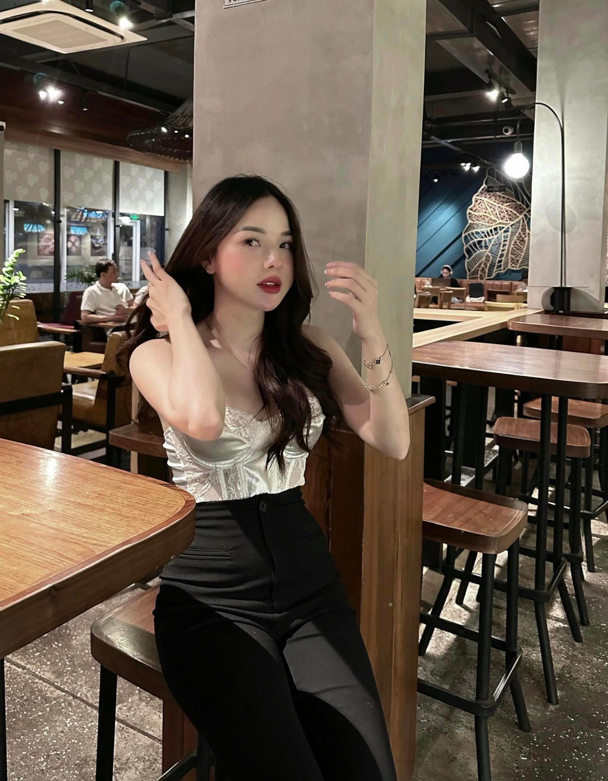 Dù lăng xê phong cách khoe nội y nhưng cô lại được nhiều người dành lời khen.