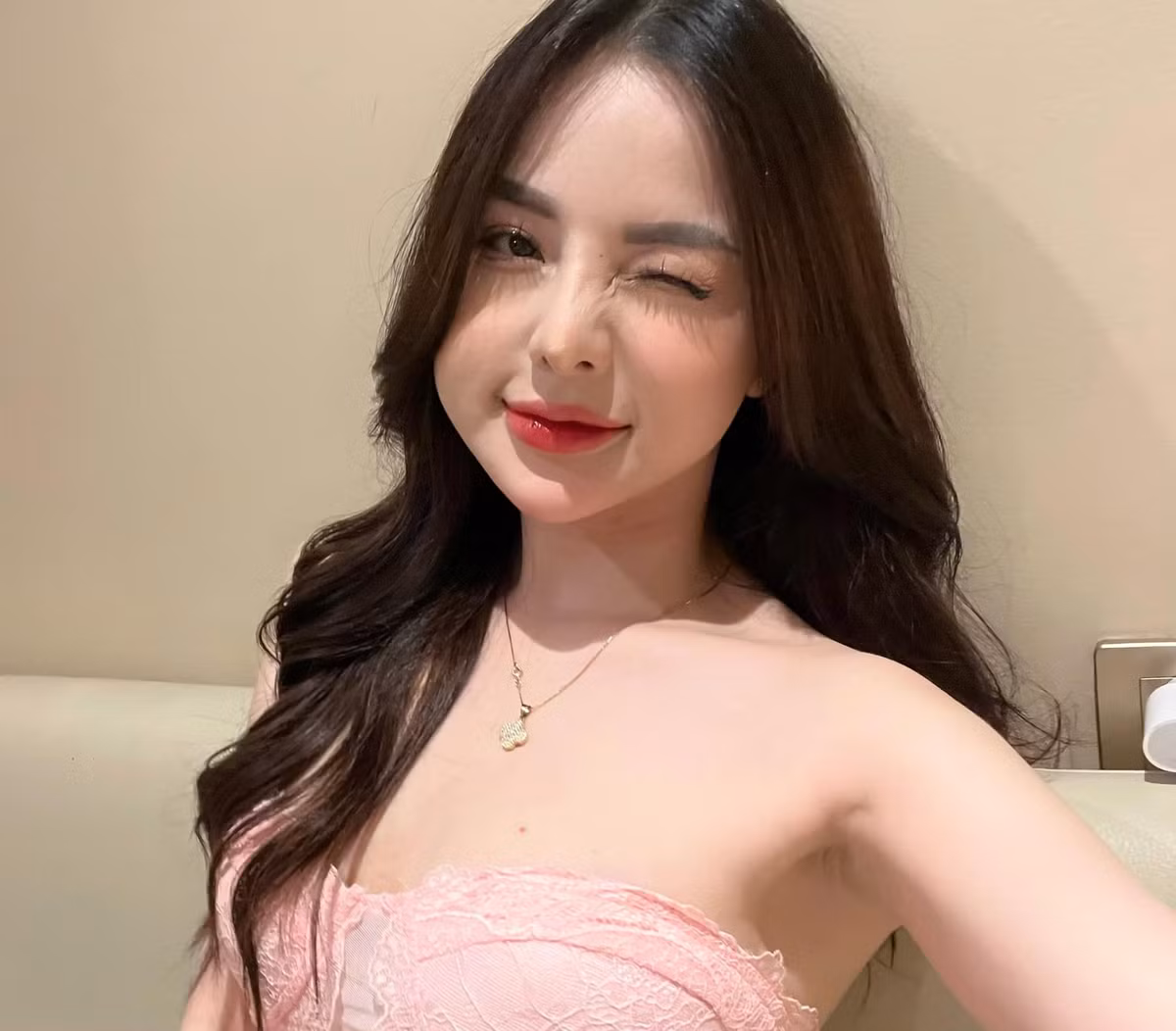 Chẳng cần ăn vận quá cầu kỳ, Nene “gây mê” người nhìn khi xuống phố với những thiết kế táo bạo mà ít người dám mặc.