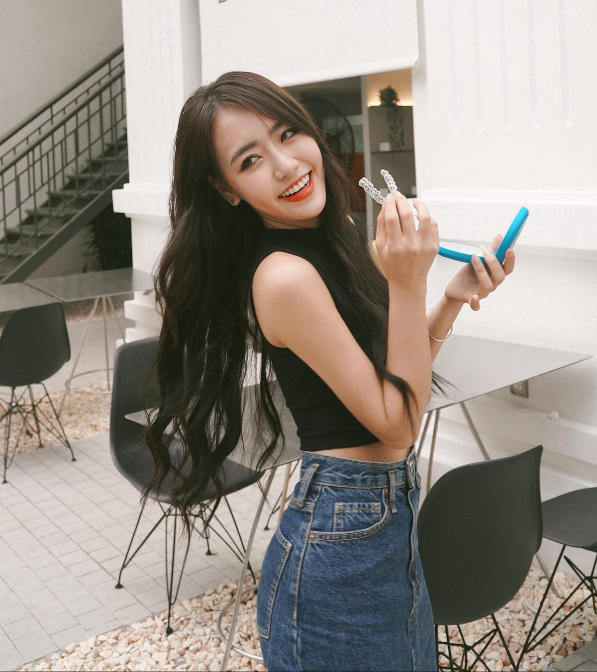 Nàng hot girl bắt đầu cuộc sống tự lập nơi đất khách vào năm 16 tuổi, cũng kể từ đó mà cái tên Phoanh Charmmie cũng giảm sức hút.