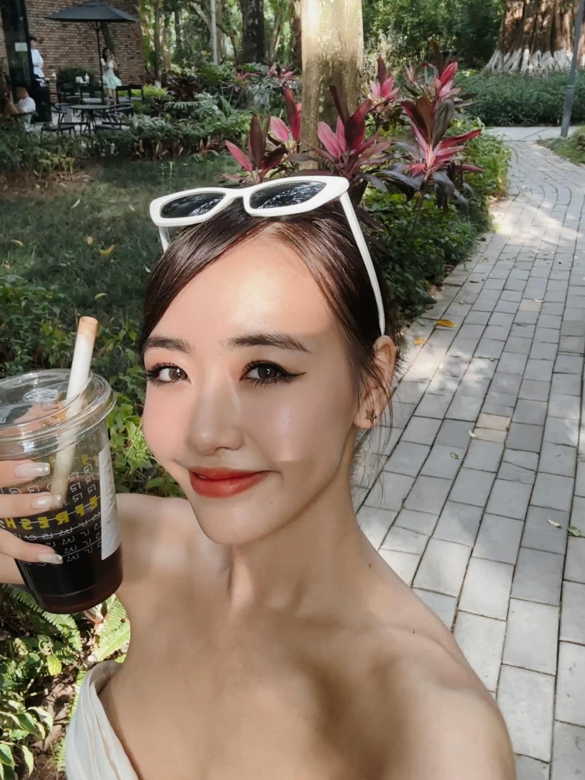 Vũ Quỳnh Anh, hay còn được gọi là Phoanh Charmmie là một trong những hot girl Hà thành nổi đình đám cách đây khoảng 10 năm.