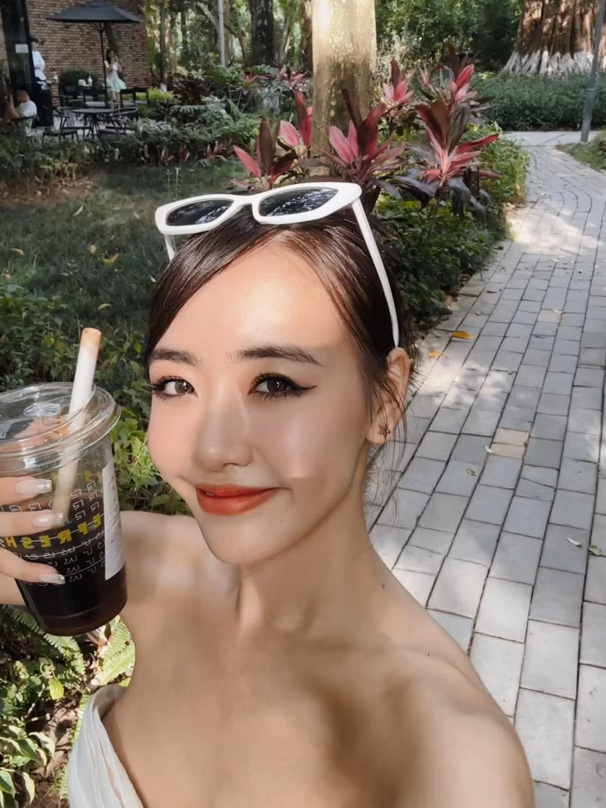 Vũ Quỳnh Anh, hay còn được gọi là Phoanh Charmmie là một trong những hot girl Hà thành nổi đình đám cách đây khoảng 10 năm.