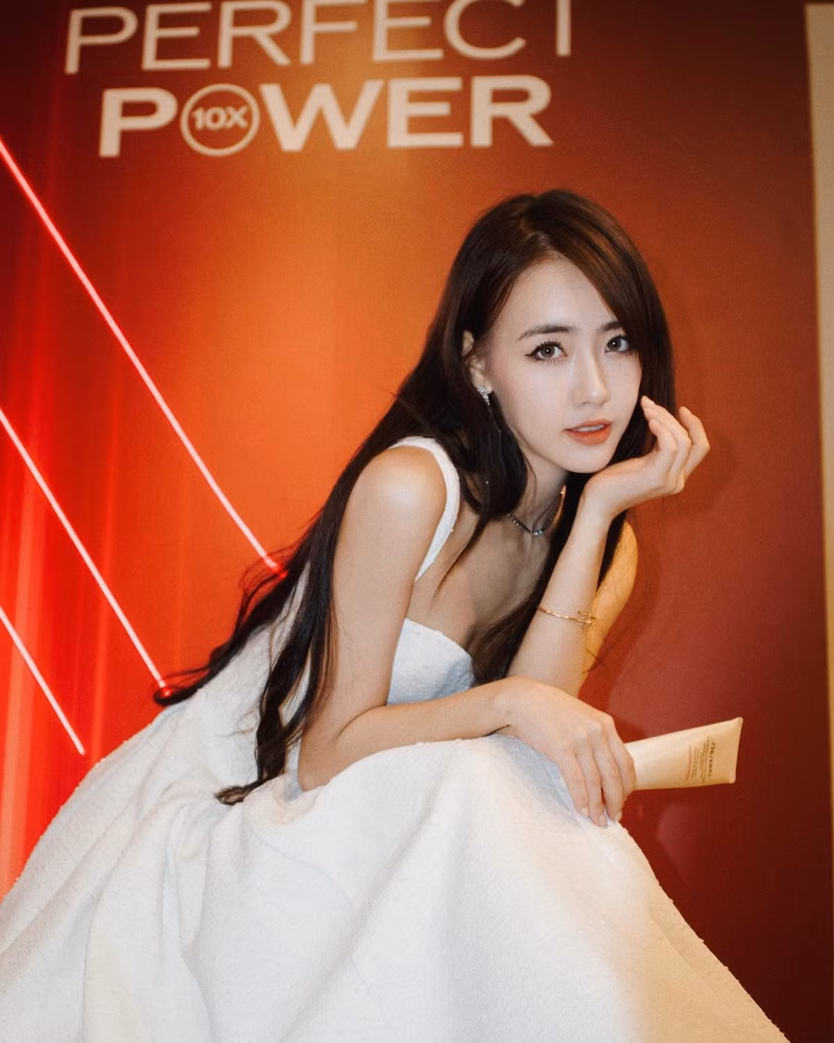 Thời gian gần đây cô nàng bất ngờ quay trở lại đường đua showbiz, tham gia làm nữ chính tại "Người ấy là ai" lại khiến cư dân mạng để ý đến cô nhiều hơn.