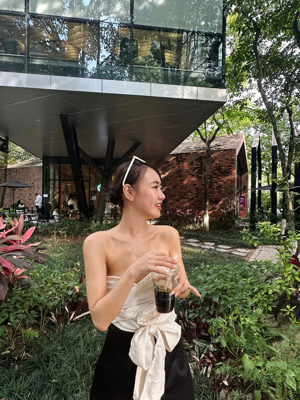 Dù đang được chú ý nhưng thời điểm đó Phoanh Charmmie quyết định một mình rời Việt Nam để sang Mỹ du học.