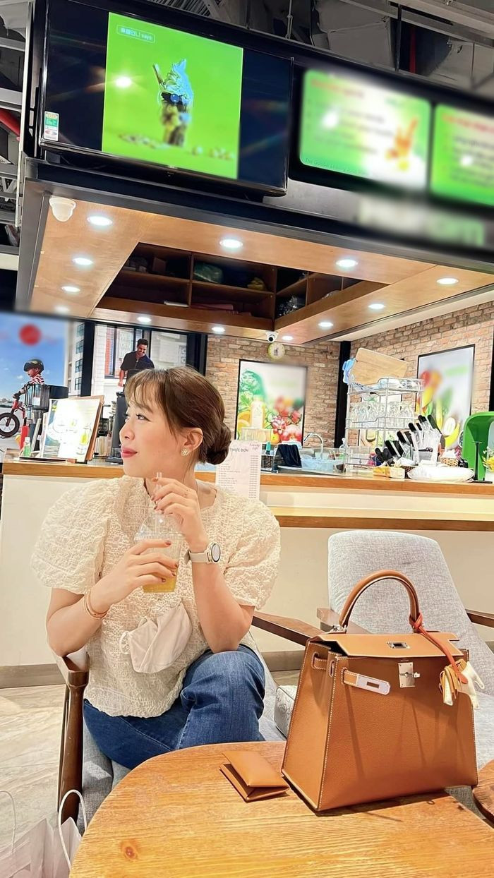 Đơn cử như mới đây, MC Diệp Chi vừa chia sẻ hình ảnh trên trang cá nhân. Ai nấy không khỏi xuýt xoa với phong cách thời trang thanh lịch cùng chiếc túi trăm triệu của bà mẹ 1 con.