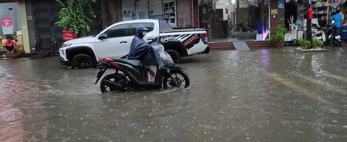 Hà Nội ngập sâu cũng là lúc nhiều khu vực, hệ thống thoát nước bị quá tải, người dân đi lại chật vật.
