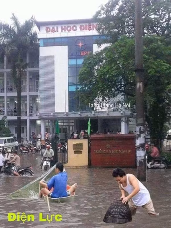 Cổng trường Đại học Điện lực ngập có thể bắt được cả cá.
