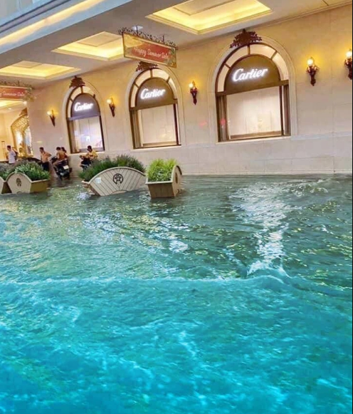 Chỉ sau ít thao tác bằng kỹ thuật, màu nước đục ngầu do úng ngập đã khoác màu xanh trông như bể bơi khổng lồ. Những hình ảnh này nhanh chóng thu hút sự chú ý của cư dân mạng. Ảnh: Tổng hợp