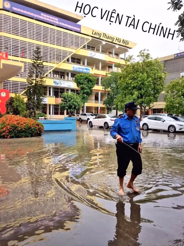 Cứ mỗi lần Hà Nội ngập sau cơn mưa lớn, trên MXH lại xuất hiện nhiều hình ảnh chế. Ngoài đường phố ngập sâu, trường học cũng là nơi được chế ảnh khá nhiều.