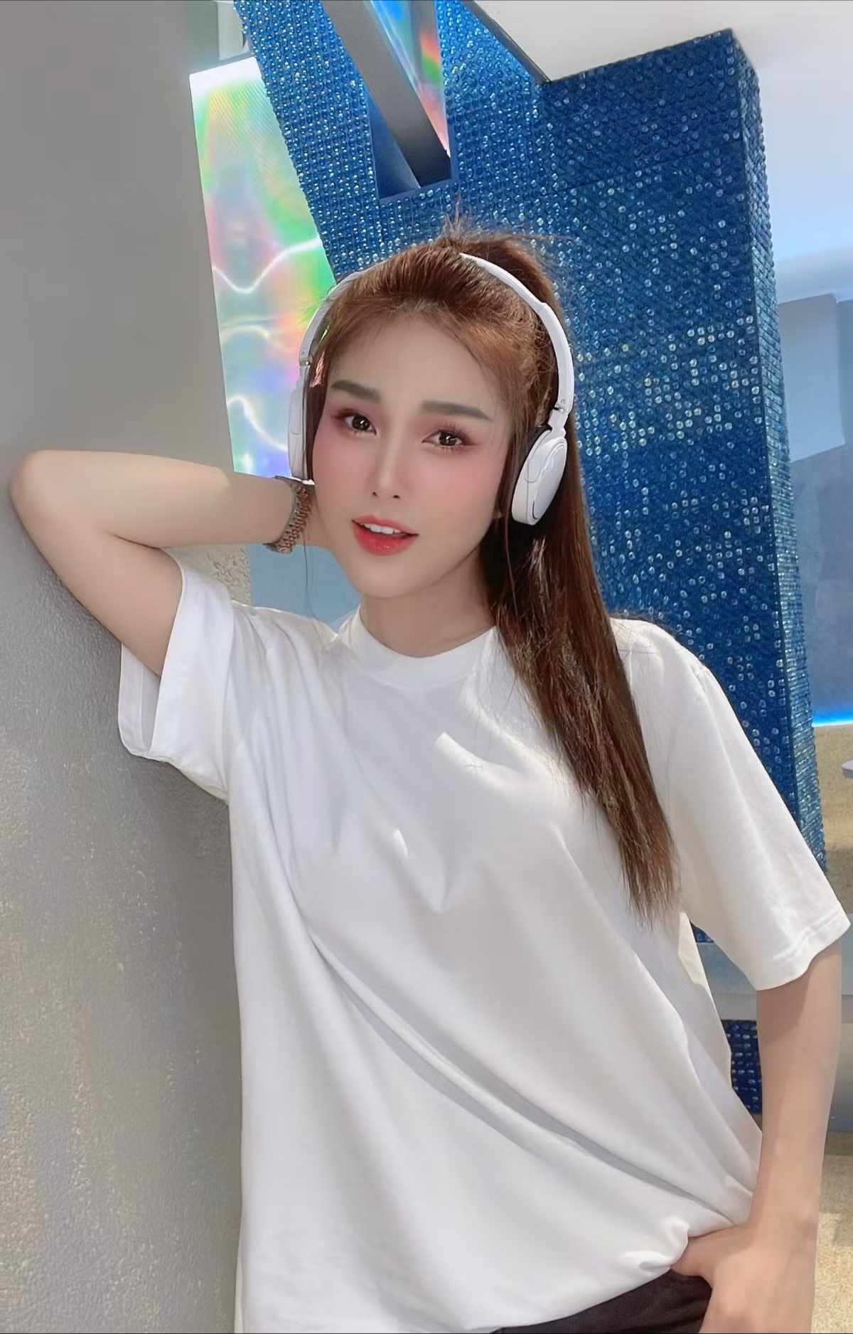 Phi Huyền Trang cùng Ny Saki đều là " hot girl mì gõ" nổi tiếng đình đám, họ cùng xuất phát điểm khi tham gia nhóm hài Ghiền Mì Gõ vai trò diễn viên.