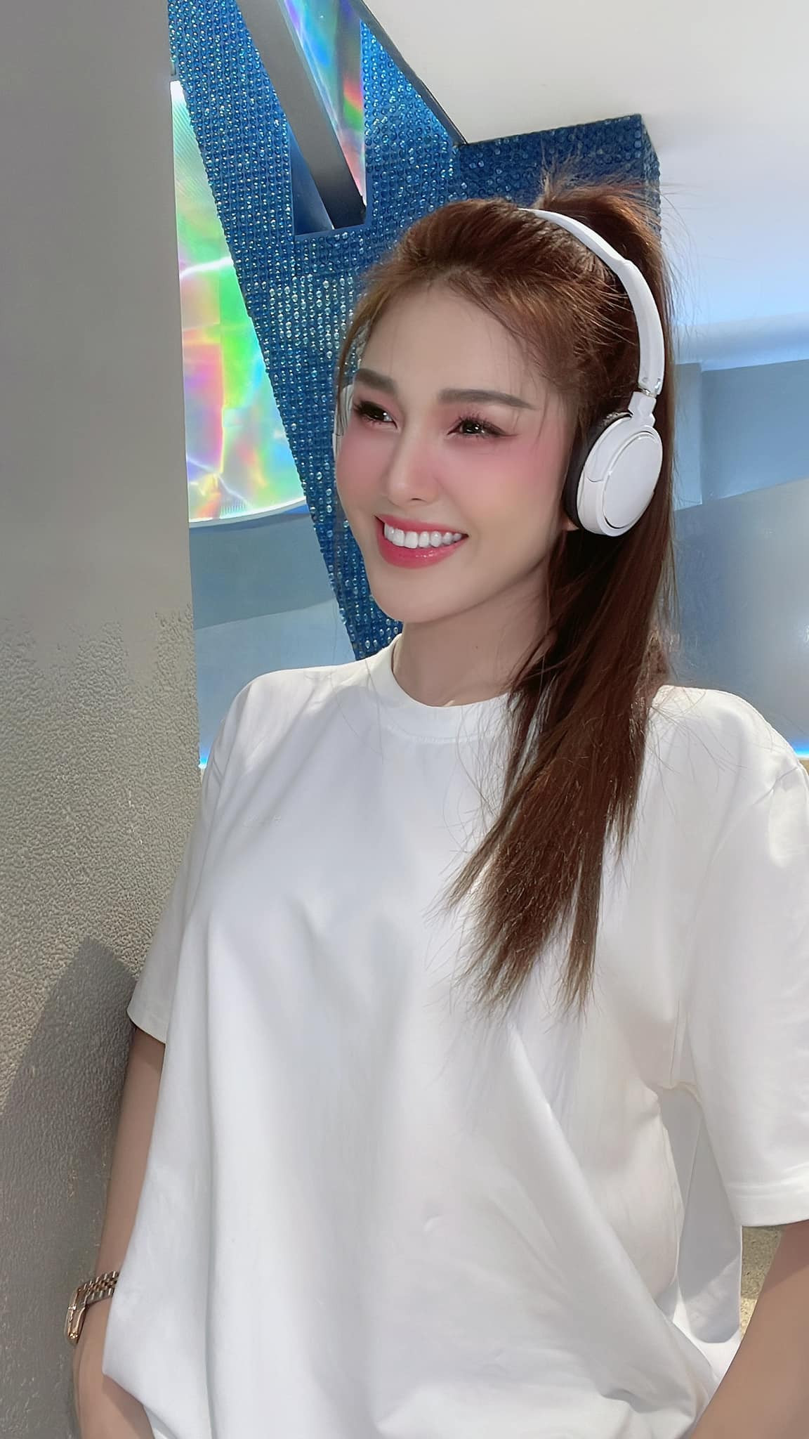 Sau lùm xùm, "thánh nữ mì gõ" Phi Huyền Trang ở ẩn lâu dài, trái lại cô em Ny Saki lại hoạt động sôi nổi, cô bất ngờ nổi tiếng thời gian gần đây.