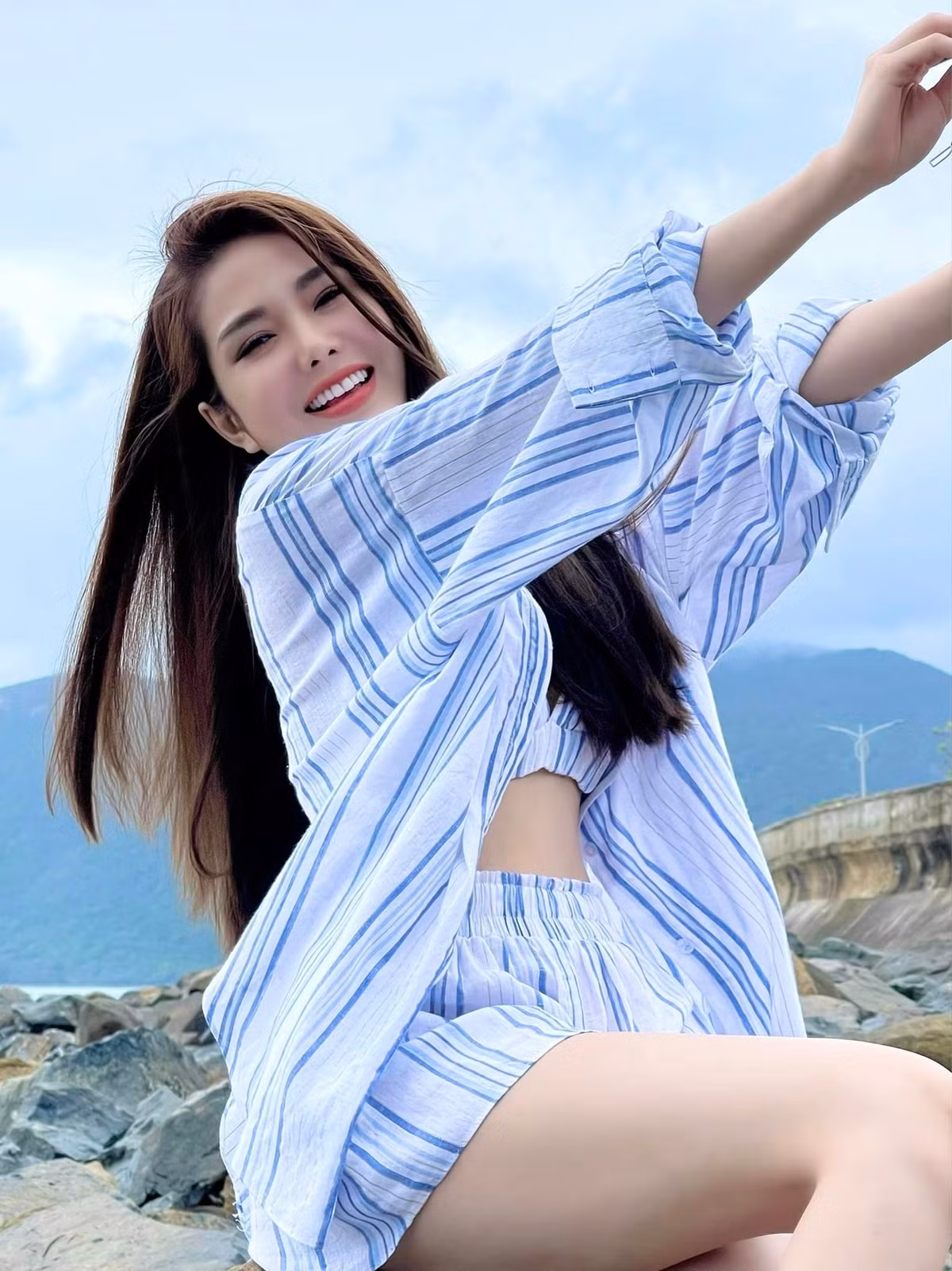 Bên cạnh sự thăng hạng nhan sắc không ít cư dân mạng cho rằng cô động chạm "dao kéo" trên mặt.