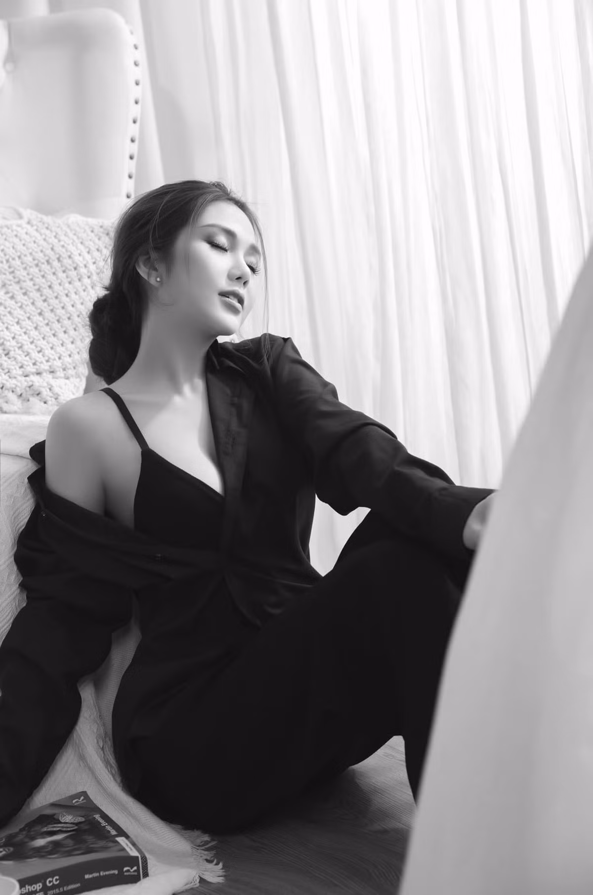 Ny Saki được khen ngày càng xinh đẹp, quyến rũ và sang trọng hơn.