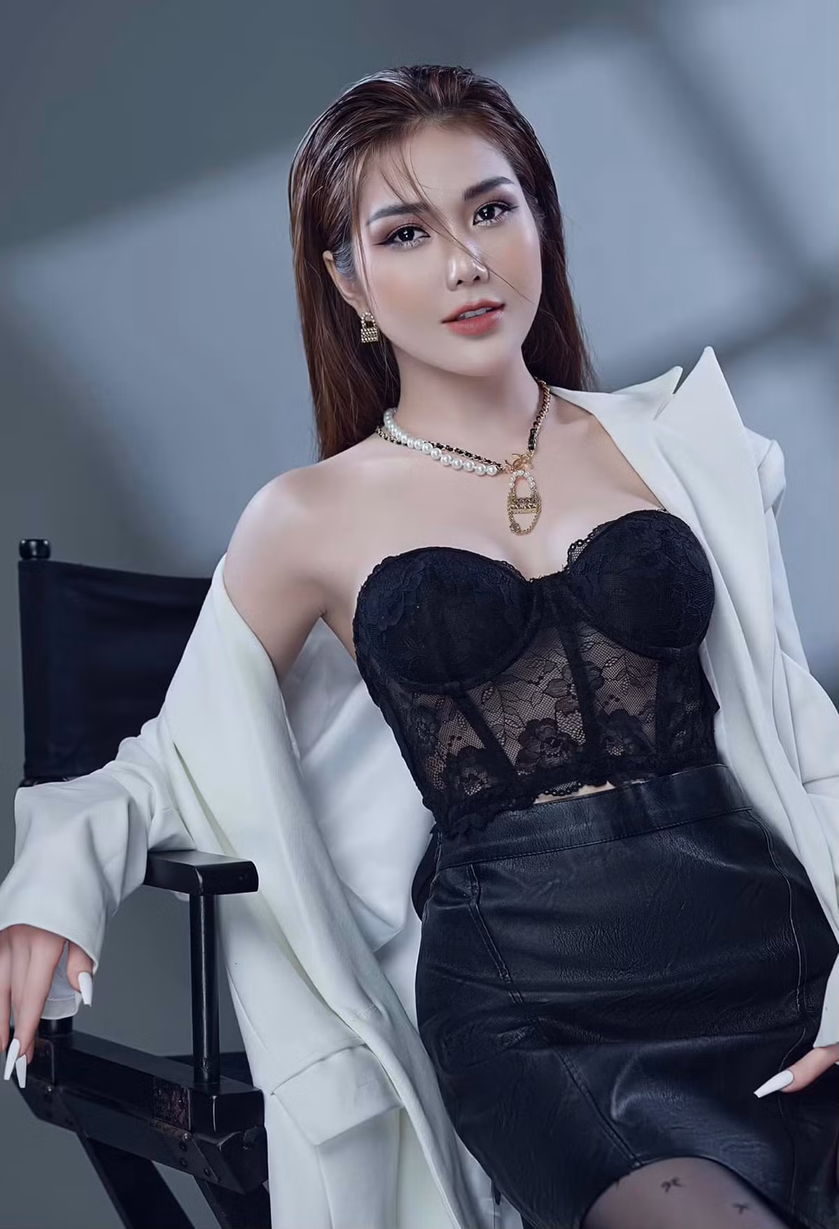 Sau nhiều năm hoạt động, các thành viên của nhóm hài đều rẽ hướng sang công việc mới. Vì vậy cô Ny Saki cũng có những điều chỉnh về phong cách và nhan sắc để phù hợp với bản thân hơn.