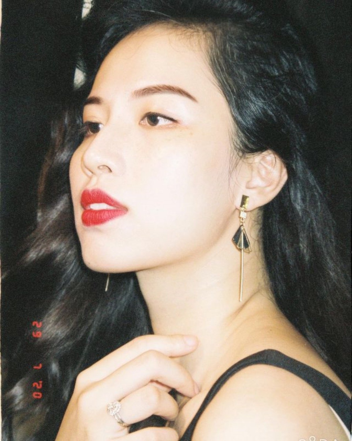 Cùng với bảng thành tích xuất chúng, nữ giảng viên Trần Hồng Nhung còn gây xôn xao về nhan sắc thượng thừa.