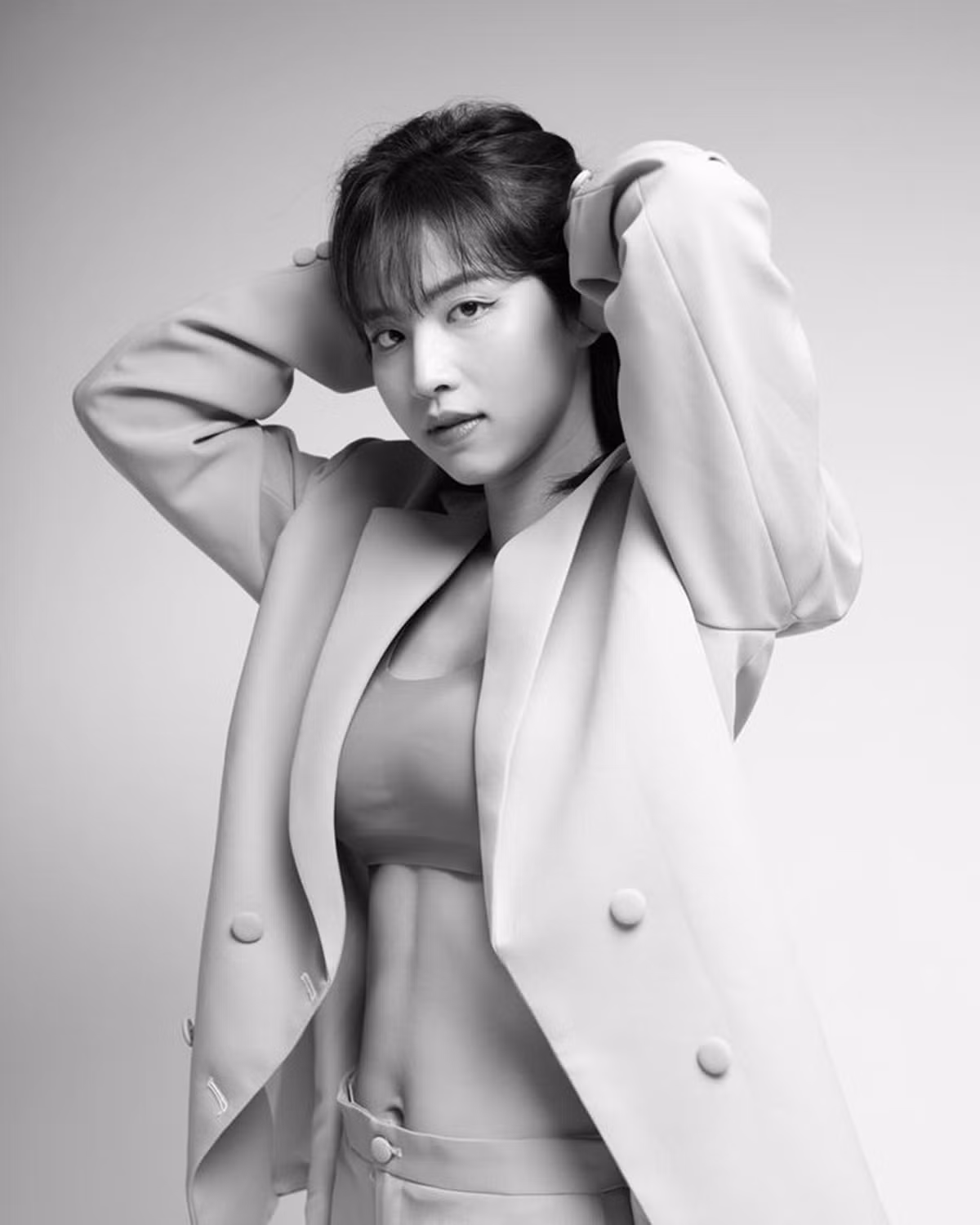 Hồng Nhung thông thạo 3 ngoại ngữ và đã bảo vệ thành công luận văn Thạc sĩ năm 2014, sang năm 2023, cô đang tiếp tục hoàn thành chương trình nghiên cứu sinh tiến sĩ tại trường Đại học Kinh tế Quốc dân.