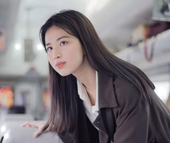 Những hình ảnh được chia sẻ, cô Hồng Nhung gây ấn tượng với nhan sắc nhẹ nhàng, trong trẻo không khác gì hot girl.