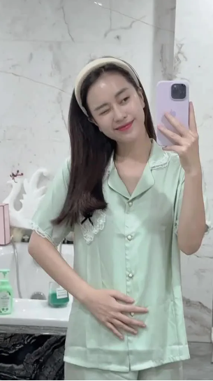 Mới mang thai lần đâu nên nữ MC rất cẩn thận trong việc sử dụng mỹ phẩm, cô cũng hạn chế makeup, nhuộm tóc, nối mi,...