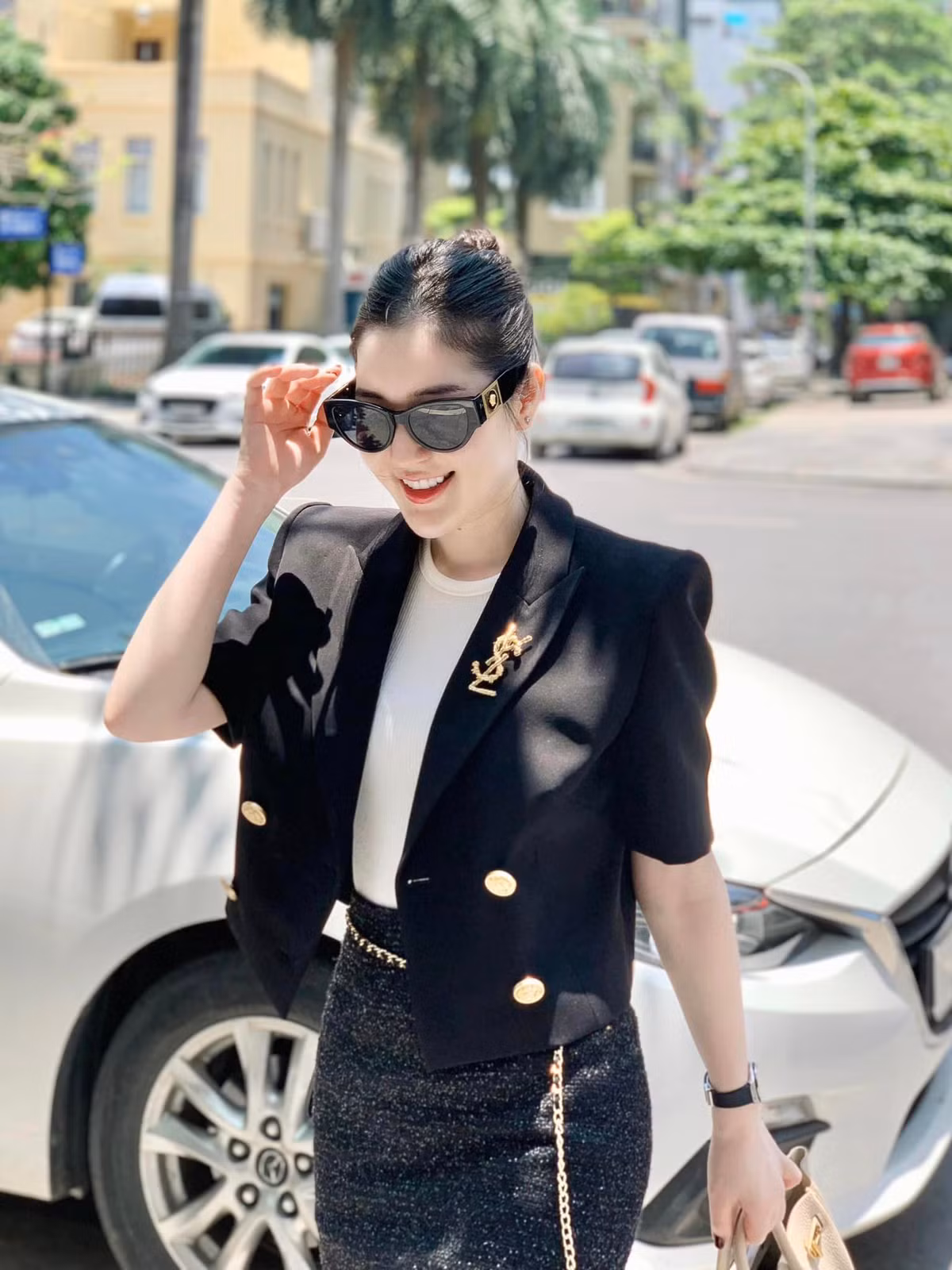 Ở ngoài đời cô nàng gợi cảm hơn nhưng không quá hở hang, ăn mặc tinh tế hút người nhìn.