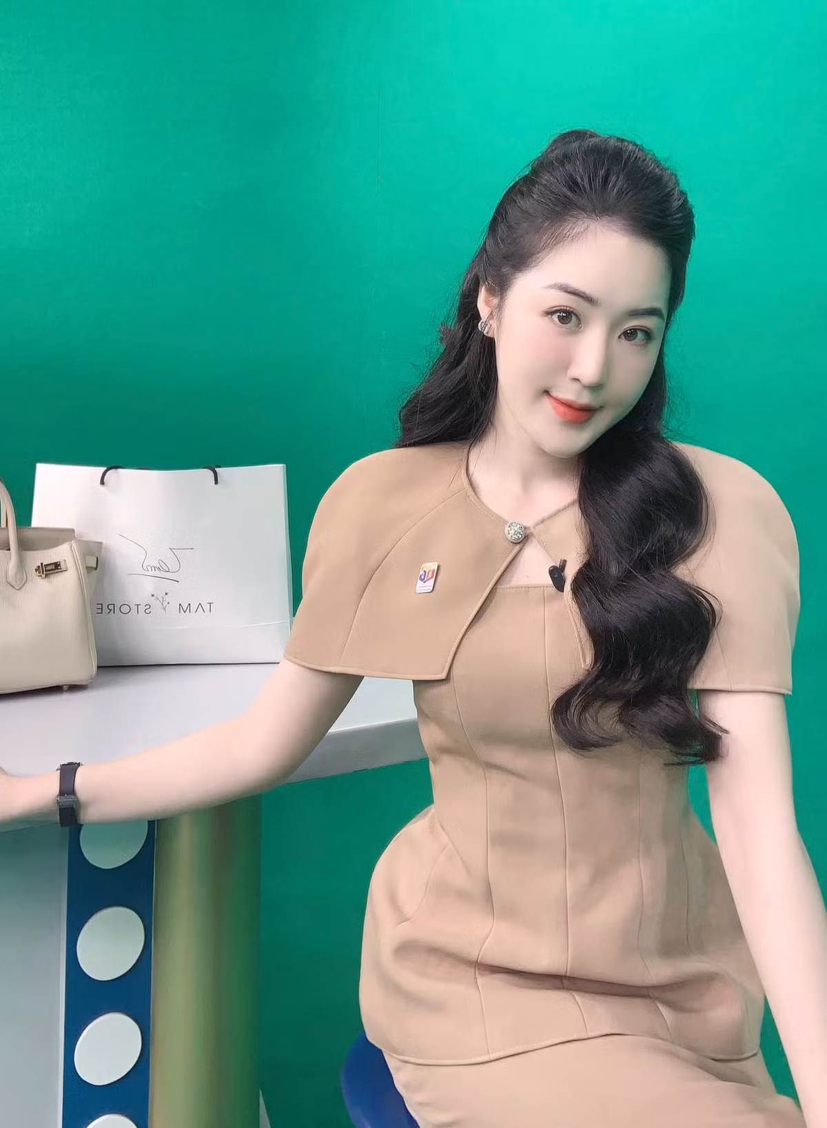 Cô là gương mặt quen thuộc trên sóng truyền hình Quảng Ninh, thậm chí được nhận xét là "nữ MC hot nhất Quảng Ninh".