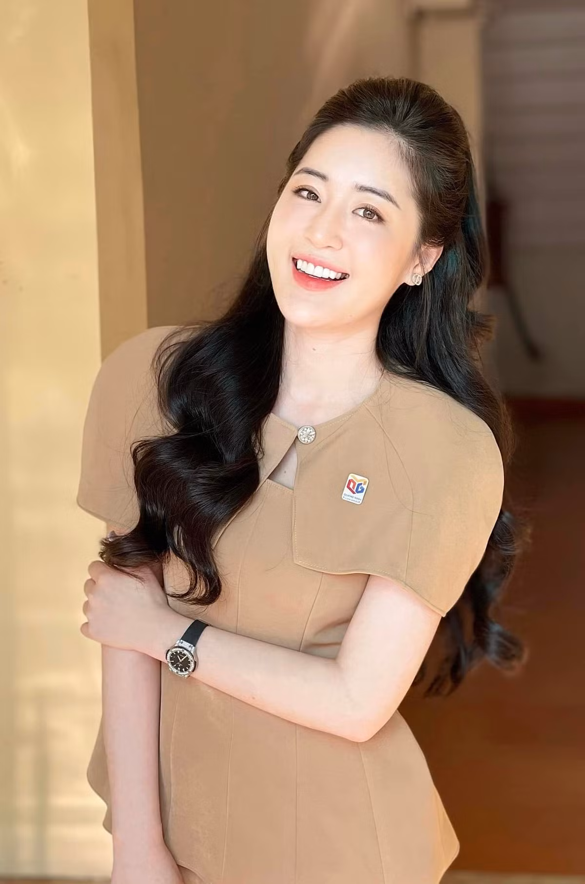 Cô từng chia sẻ, làm MC/BTV là niềm đam mê, yêu thích của cô. Nữ MC 9X tự hào và hạnh phúc mỗi khi được xuất hiện trên sóng truyền hình. Ảnh: FBNV