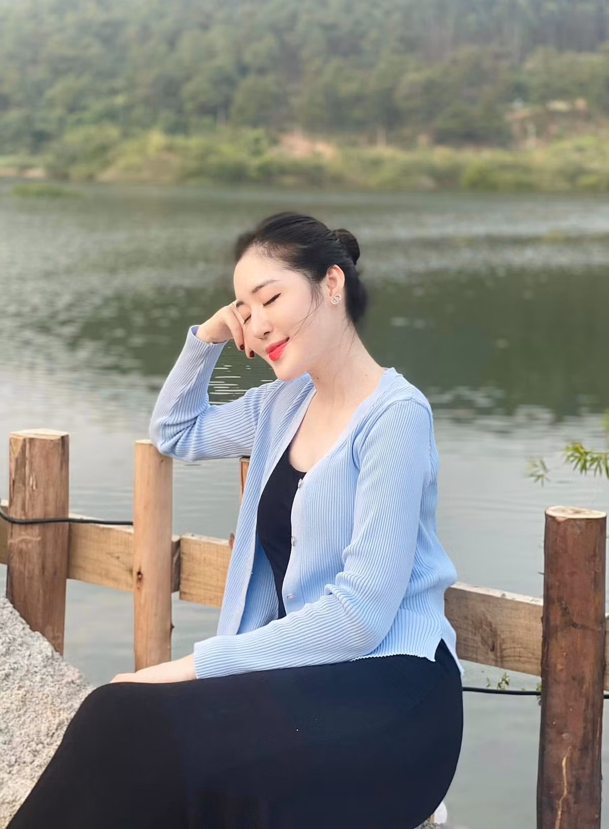 Ngoài công việc nhà đài, cô còn là mẫu ảnh cho nhiều nhãn hàng, kinh doanh shop thời trang riêng, mở lớp dạy các em nhỏ làm người dẫn chương trình.