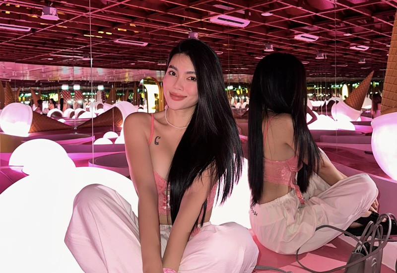 Trên trang cá nhân, Phối Phối thường xuyên đăng tải khoảnh khắc hạnh phúc bên chồng và cô con gái gần 4 tuổi cùng gia đình nội ngoại đôi bên.