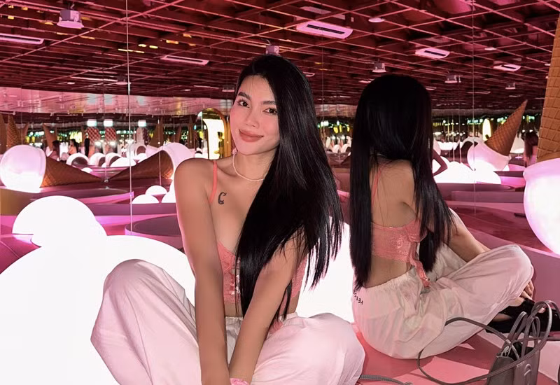 Trên trang cá nhân, Phối Phối thường xuyên đăng tải khoảnh khắc hạnh phúc bên chồng và cô con gái gần 4 tuổi cùng gia đình nội ngoại đôi bên.