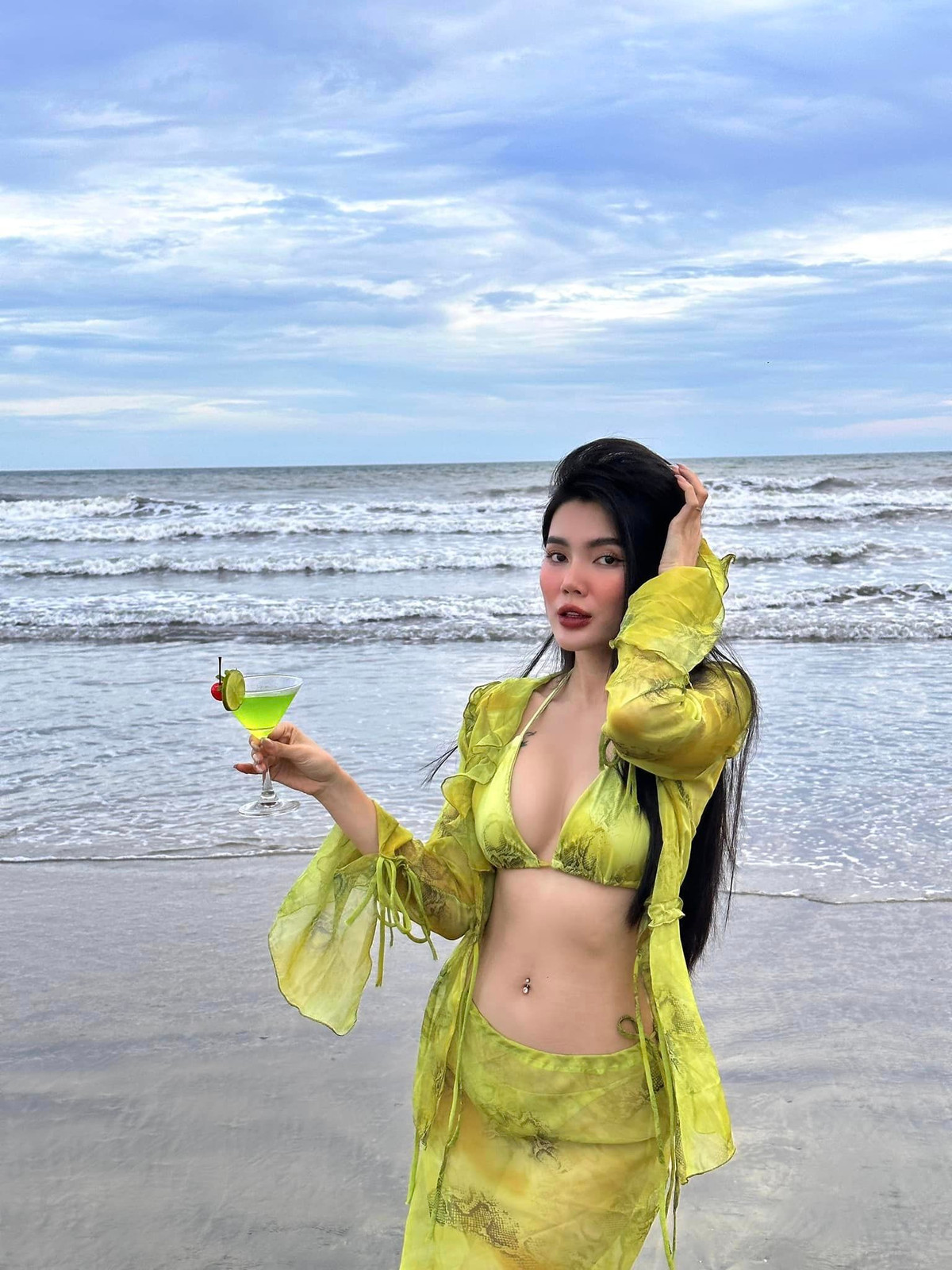 Cô nàng xinh đẹp cho biết thêm, từ khi mang thai đã được bố mẹ chồng đón về chăm sóc và cưng chiều. Cô kể mẹ chồng không cho đụng tay bất cứ việc gì trong nhà, thậm chí giành việc, giúp cô treo quần áo lên tủ, xách đồ...