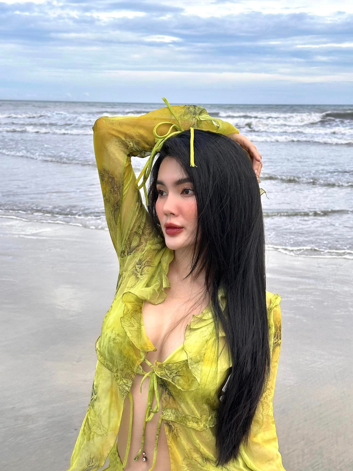 Đến thời điểm hiện tại gái xinh miền Tây vẫn được coi là con cưng ở nhà chồng. 9X còn được bố chồng chiều chuộng. Ông sẵn sàng mua siêu xe trị giá 10 tỷ đồng tặng con dâu khi lên chức... ông nội.