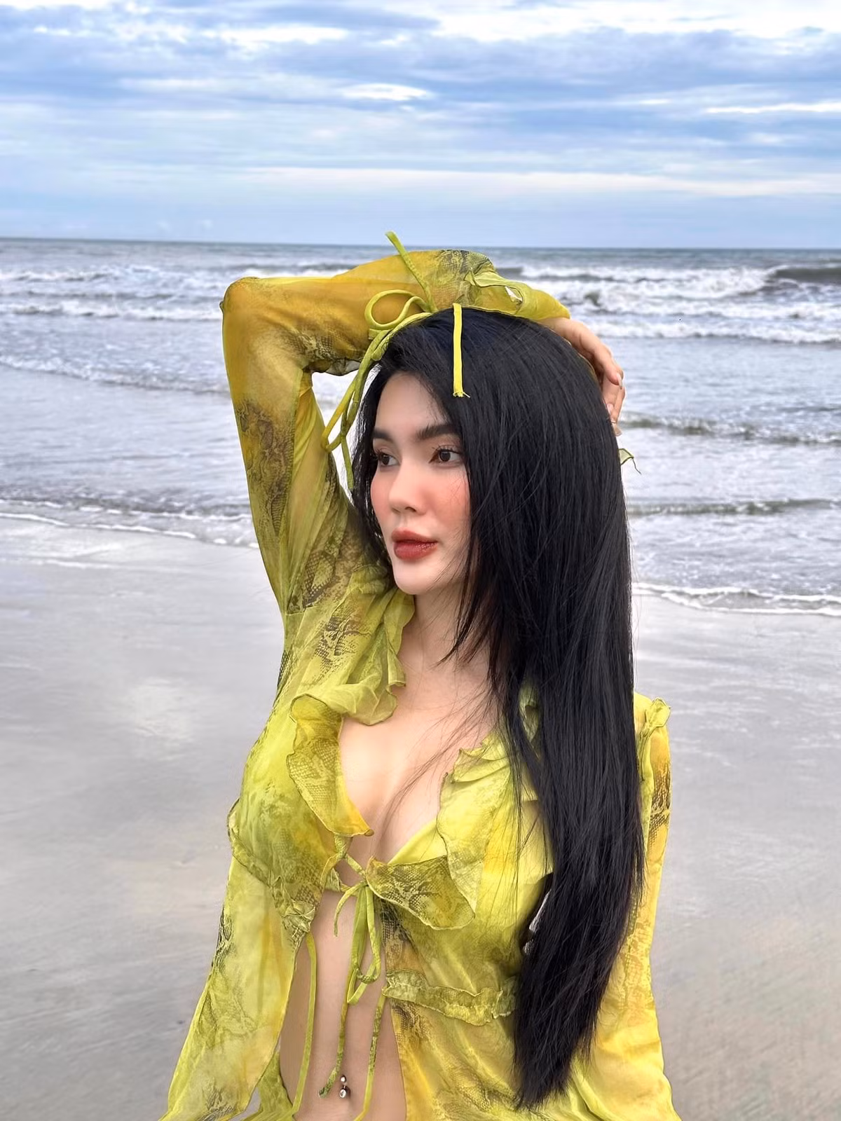 Đến thời điểm hiện tại gái xinh miền Tây vẫn được coi là con cưng ở nhà chồng. 9X còn được bố chồng chiều chuộng. Ông sẵn sàng mua siêu xe trị giá 10 tỷ đồng tặng con dâu khi lên chức... ông nội.