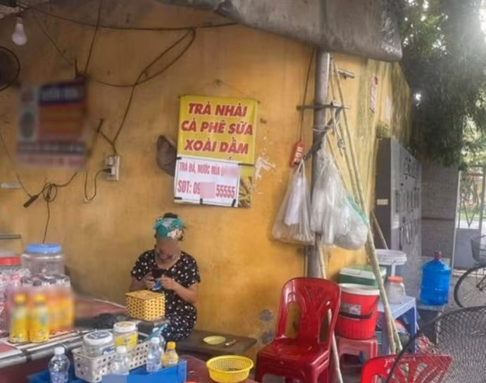 Hình ảnh một cụ bà bán trà đá bất ngờ trở thành tâm điểm chú ý, bỏ qua những gì hiện hữu bên ngoài như dáng vẻ, trang phục hay không gian quán giản dị, điều khiến ai cũng bất ngờ là số điện thoại gọi đồ uống với đuôi ngũ quý.