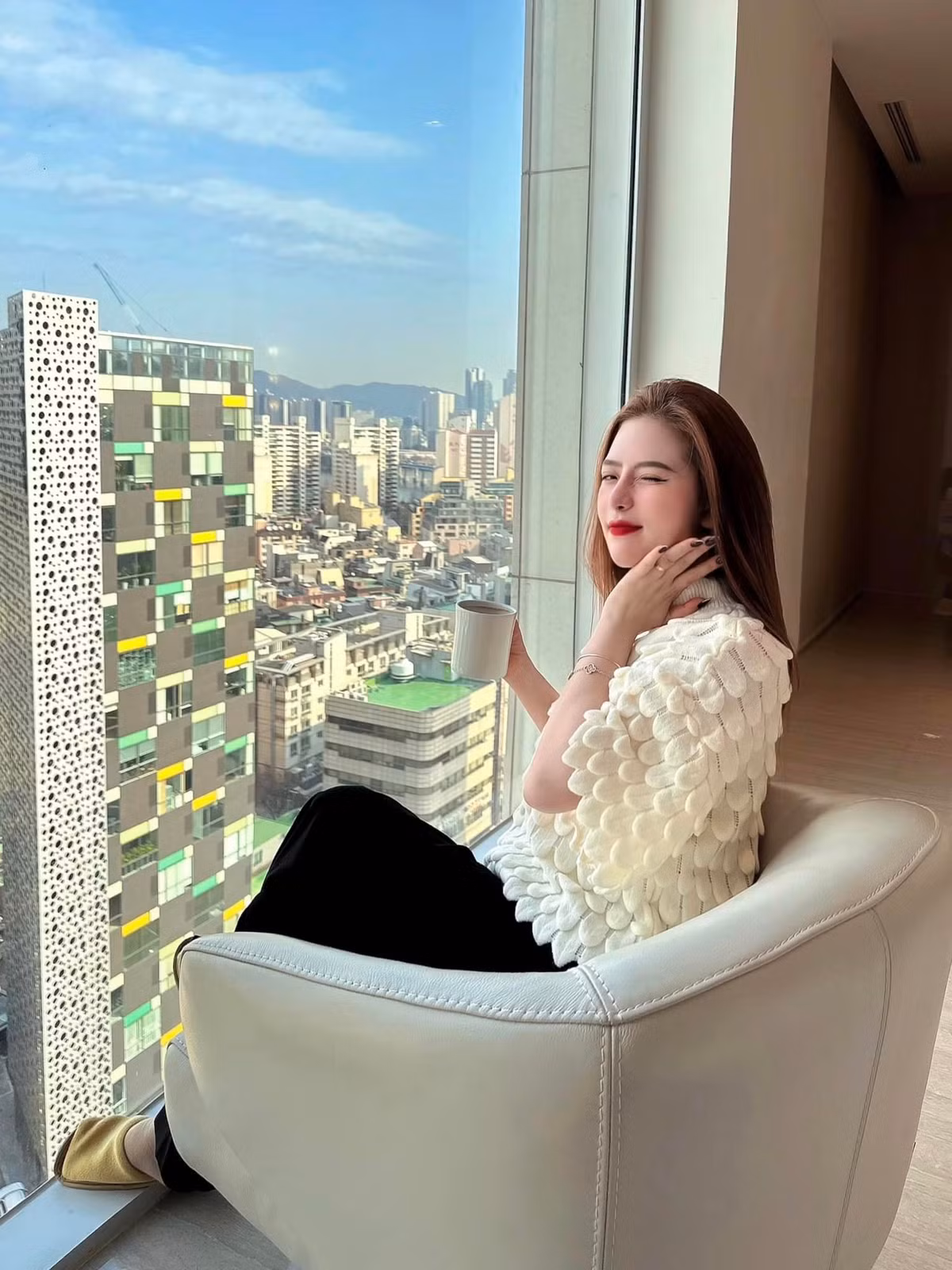 Mai Ly thu hút hơn 800 nghìn người theo dõi trên TikTok nhờ vẻ ngoài xinh đẹp và cá tính mạnh.