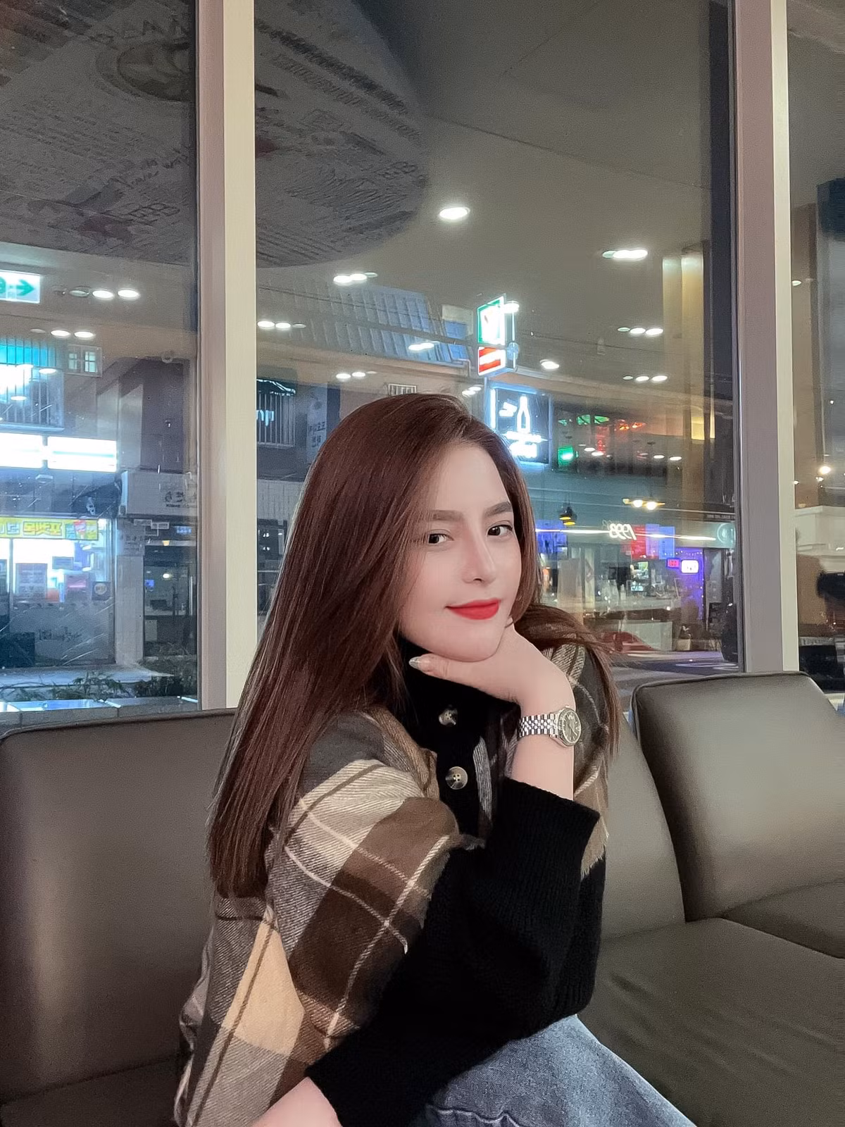 Mai Ly luôn diện cho mình những bộ cánh vô cùng thời trang, tạo nên xu hướng thời trang cho các bạn trẻ.