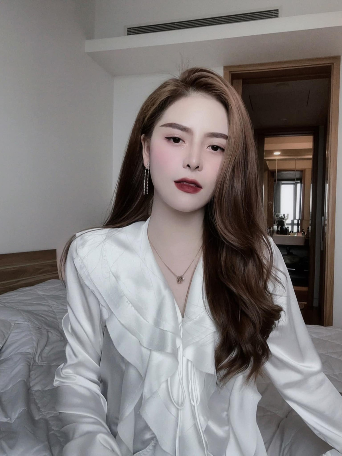 Dù chưa biết thực hư thông tin của gái xinh này có chính xác hay không thế nhưng danh tính và nhan sắc của cô nàng lại khiến netizen tò mò.