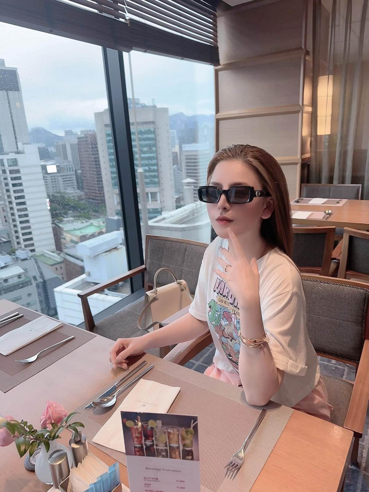 Cô nàng thoải mái diện lên mình những trang phục táo bạo, nóng bỏng, đôi lúc lại lịch sự nhưng đầy cuốn hút.