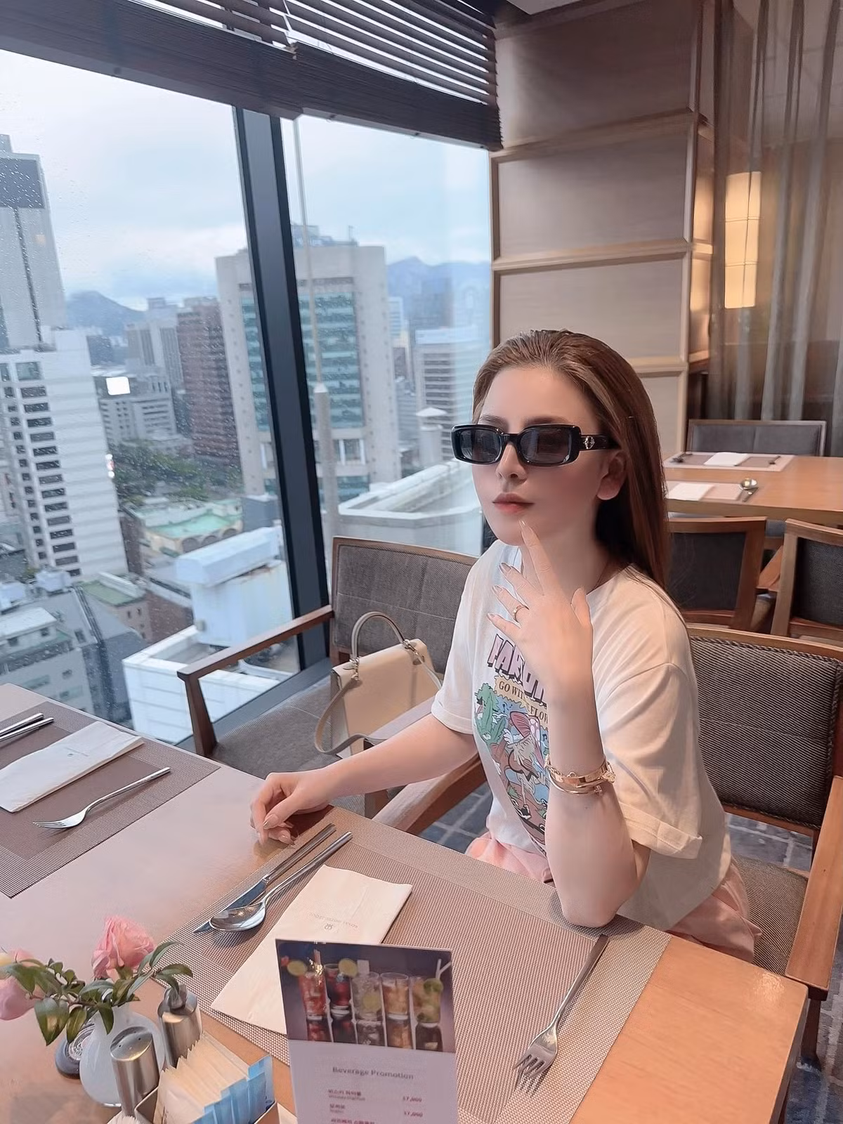 Cô nàng thoải mái diện lên mình những trang phục táo bạo, nóng bỏng, đôi lúc lại lịch sự nhưng đầy cuốn hút.