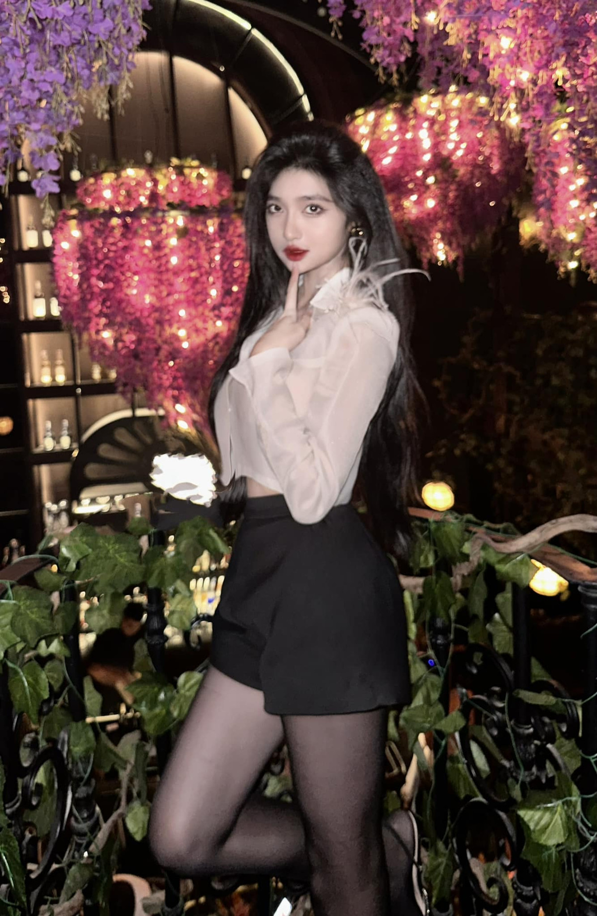 Hot girl Khánh Linh nổi tiếng nhờ sở hữu gương mặt xinh như búp bê cùng vẻ đẹp mỏng manh sương khói.