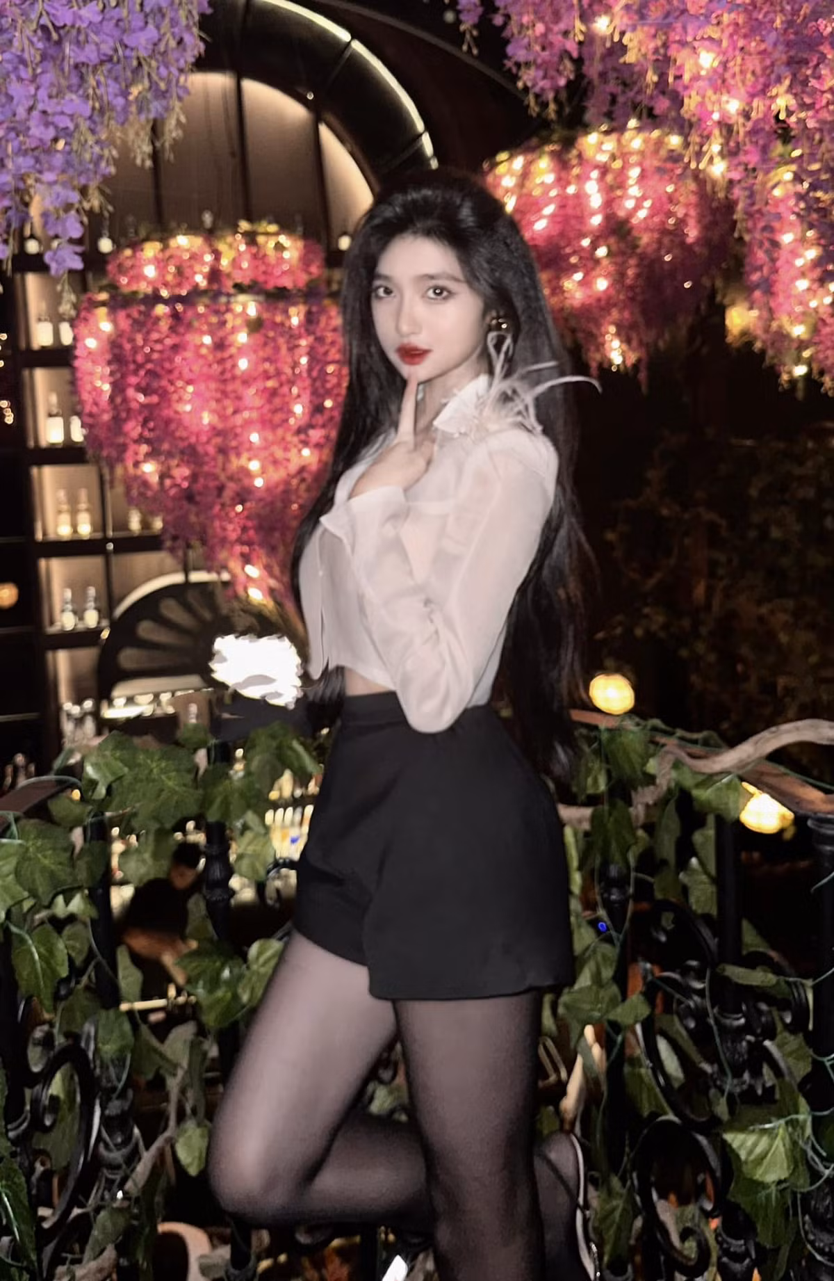 Hot girl Khánh Linh nổi tiếng nhờ sở hữu gương mặt xinh như búp bê cùng vẻ đẹp mỏng manh sương khói.