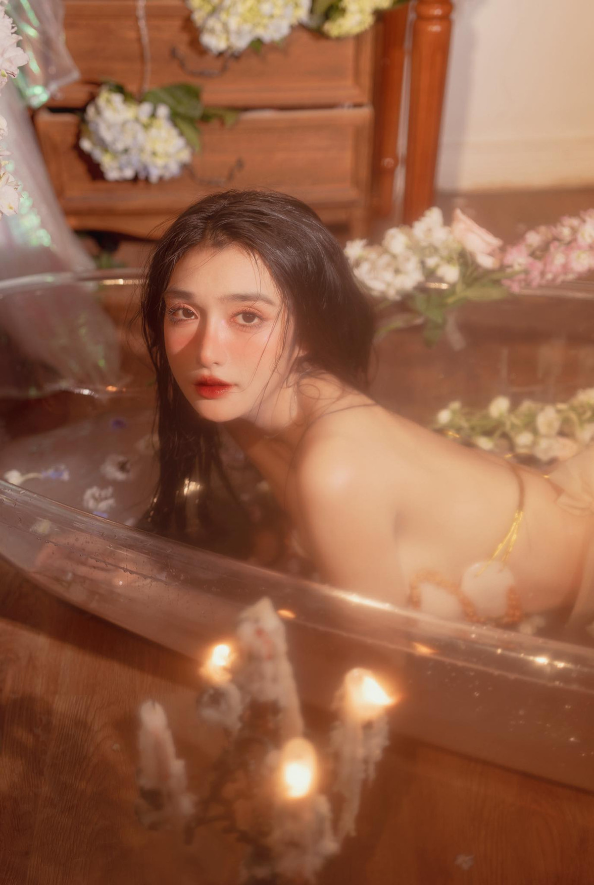 Trái ngược với gương mặt ngây thơ, cô gái Đắk Nông sở hữu vóc dáng bốc lửa với đường cong nõn nà.