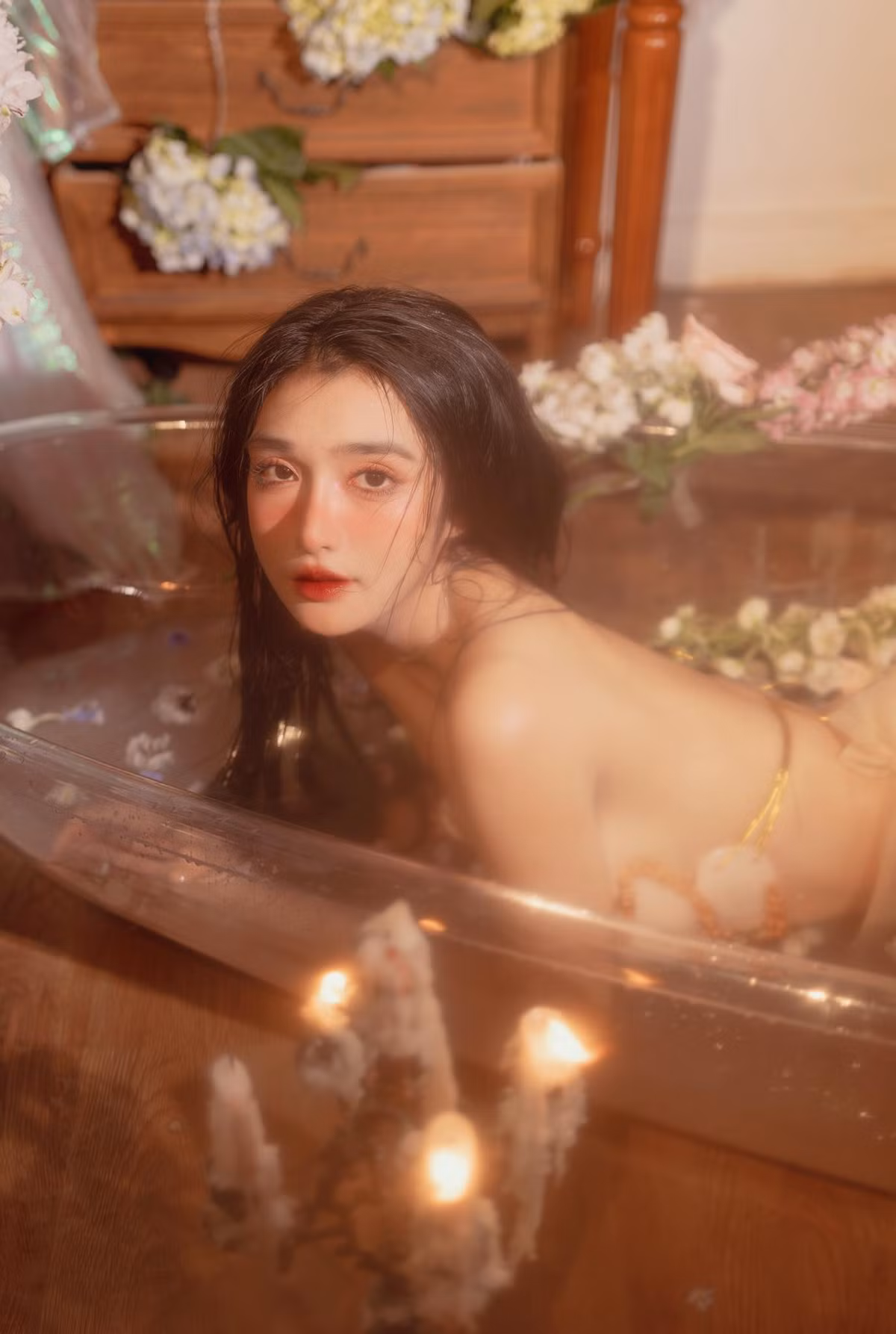 Trái ngược với gương mặt ngây thơ, cô gái Đắk Nông sở hữu vóc dáng bốc lửa với đường cong nõn nà.