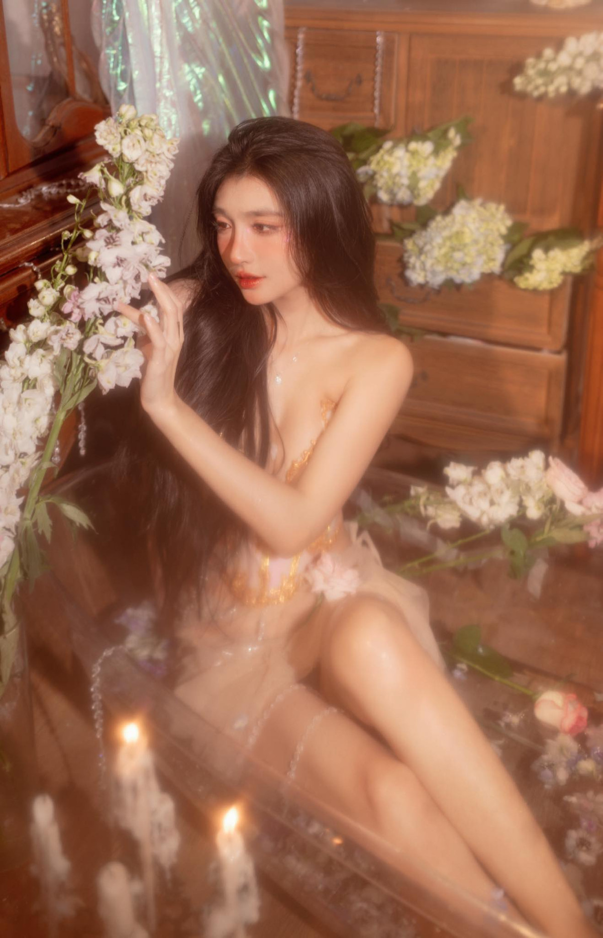 Làn da trắng như bông bưởi giúp Khánh Linh nổi bần bật trong mọi loại trang phục.