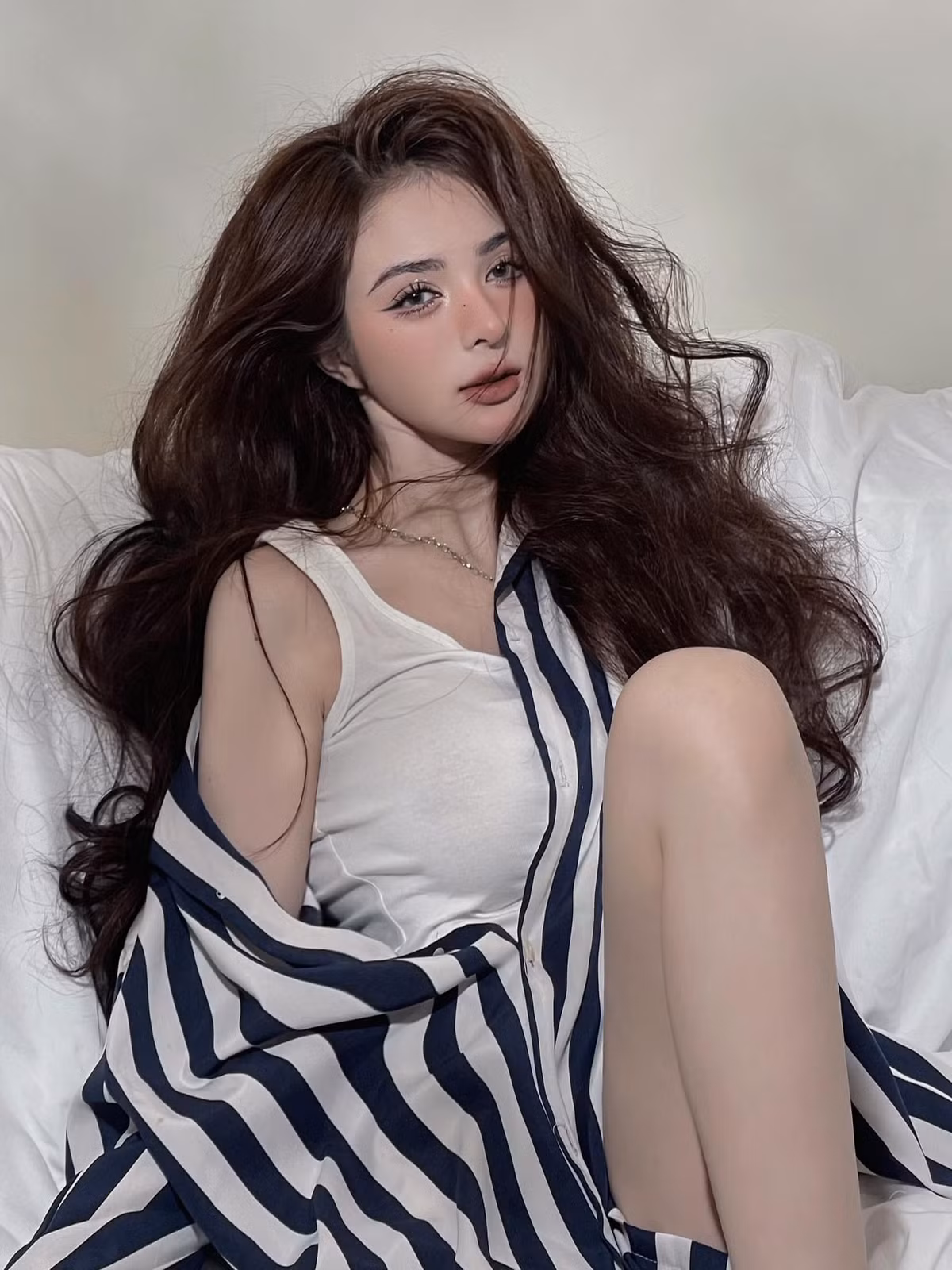 Nàng hot girl sinh năm 1999 thu hút sự chú ý của nhiều người vì vẻ ngoài xinh đẹp dịu dàng, vóc dáng chuẩn, mềm mại, thường xuyên chụp những bộ ảnh gợi cảm khiến fan khó lòng rời mắt.