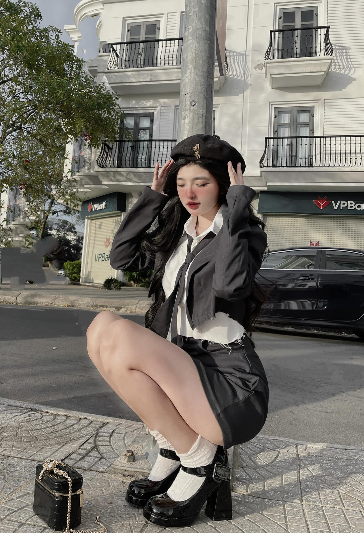 Dù theo đuổi phong cách quyến rũ, nhưng khi chụp ảnh hoặc đăng tải bức hình gợi cảm lên mạng xã hội, Khánh Linh vẫn phải xin phép mẹ.