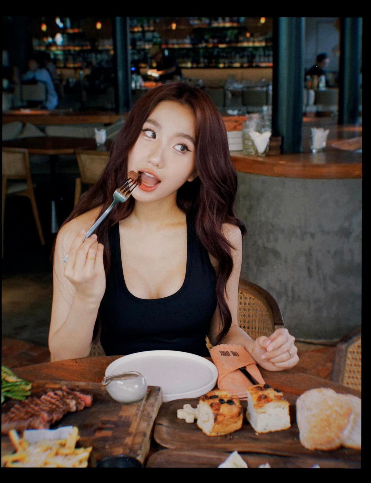 Dù lấy chồng ở tuổi còn trẻ, Khánh Huyền không dễ dàng "từ bỏ cuộc chơi".