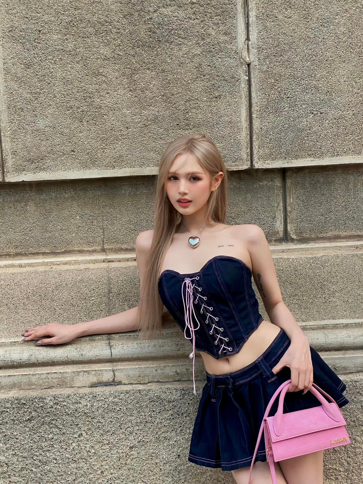 Hiện tại, Xoài Non tiếp tục công việc hoạt động nghệ thuật, chụp ảnh mẫu và cùng chồng góp vốn kinh doanh nhà hàng.